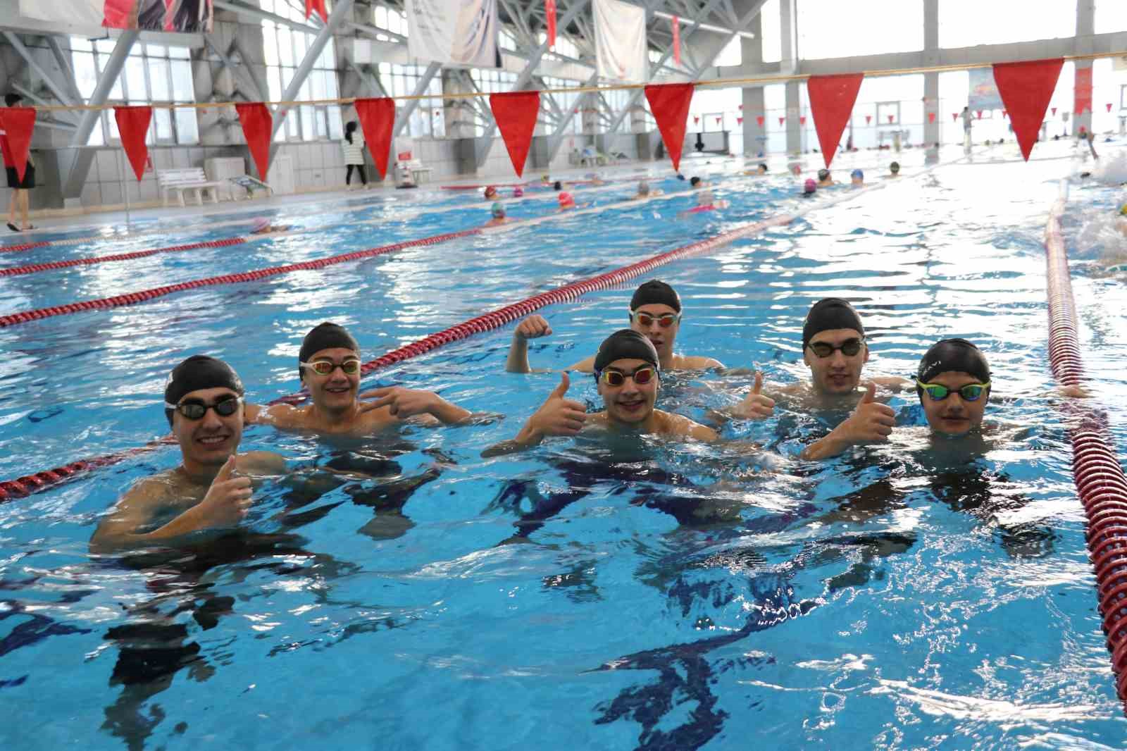 Van Gen&ccedil;lik ve Spor İl M&uuml;d&uuml;rl&uuml;ğ&uuml;nden &ouml;ğrencilere karne hediyesi
