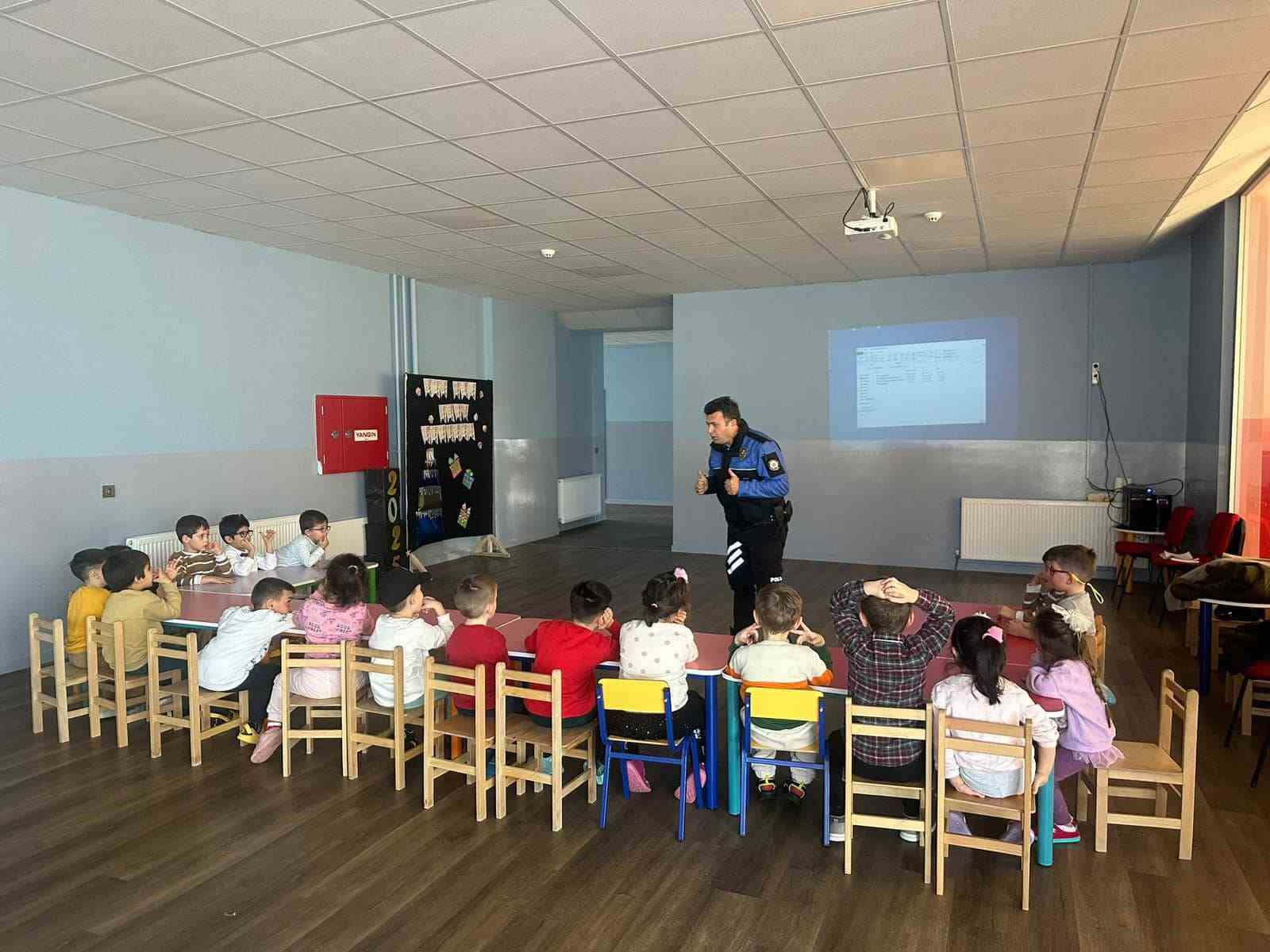 Emniyet 180 &ouml;ğrenciyi bilgilendirdi
