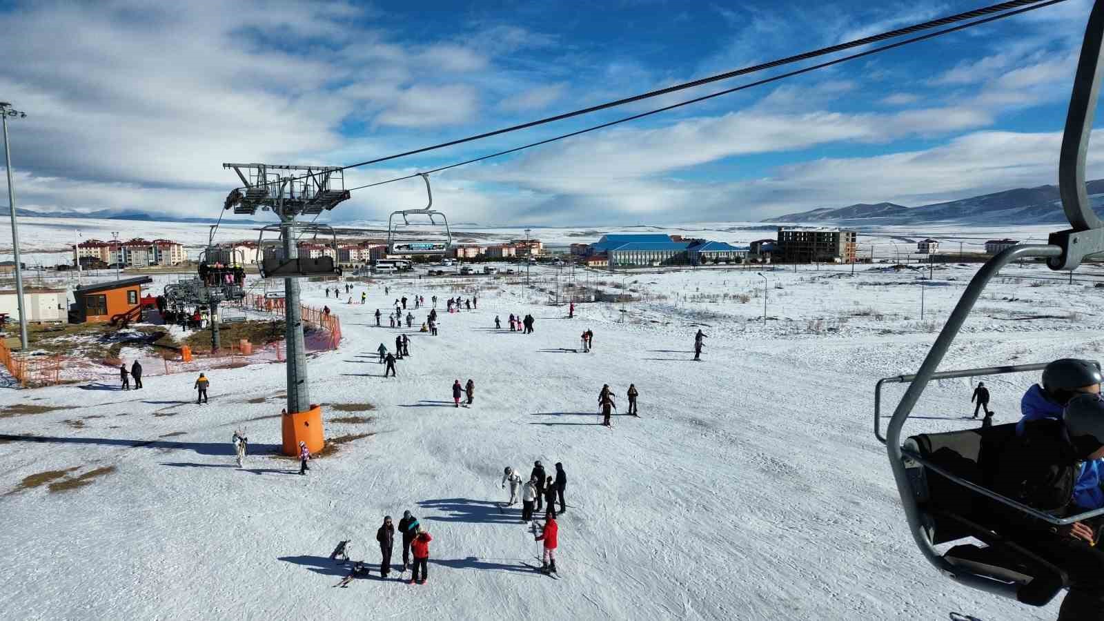 Sarıkamış Kayak Merkezi&rsquo;nde s&ouml;mestre yoğunluğu
