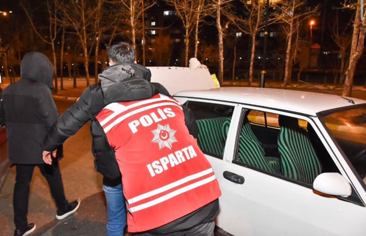 Isparta&rsquo;da 1 saatte 14 ara&ccedil; trafikten men edildi
