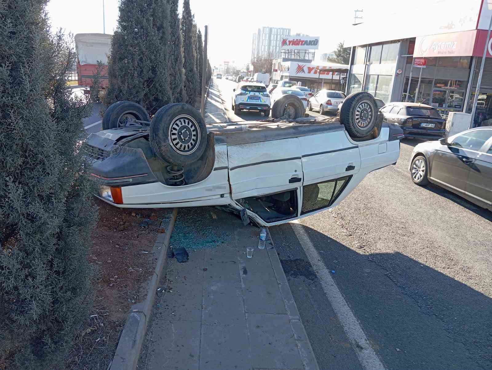 Refüje çarpıp ters dönerek duran otomobildeki 2 kişinin burnu bile kanamadı