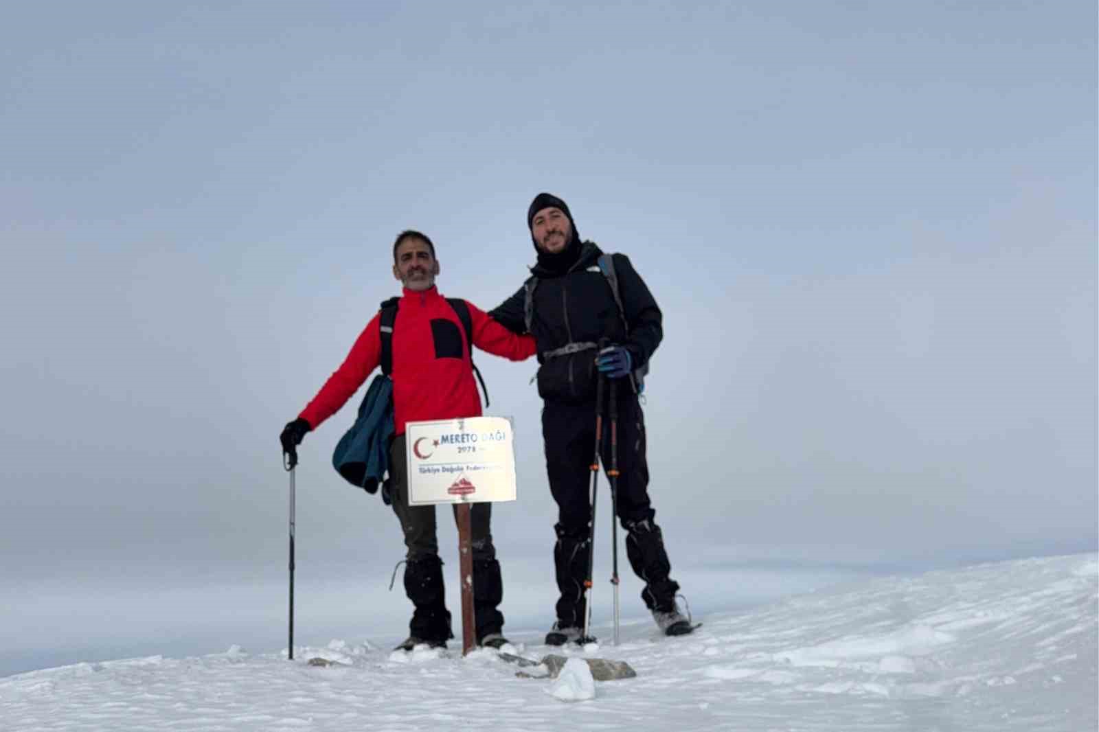 Dağcılar karla kaplı Mereto Dağı’nın zirvesine tırmandı