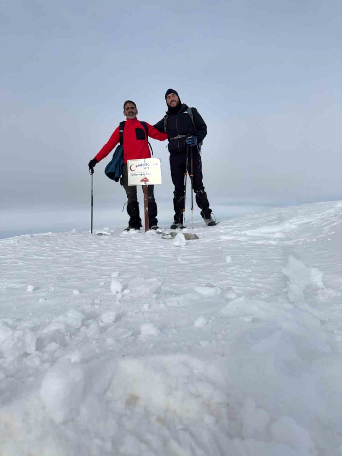 Dağcılar karla kaplı Mereto Dağı&rsquo;nın zirvesine tırmandı

