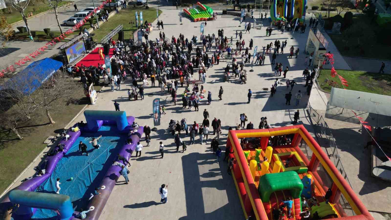 Ceyhan’da çocuklar karnelerini “Karneni Al Gel” şenliğinde kutladı