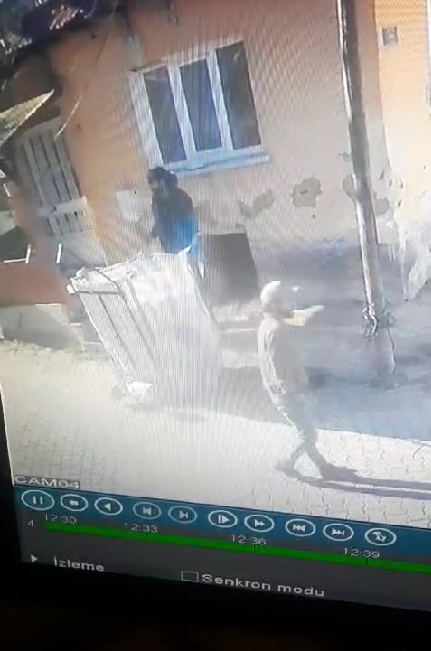 Bodrumdan eşya &ccedil;alan hırsızlar kamerada
