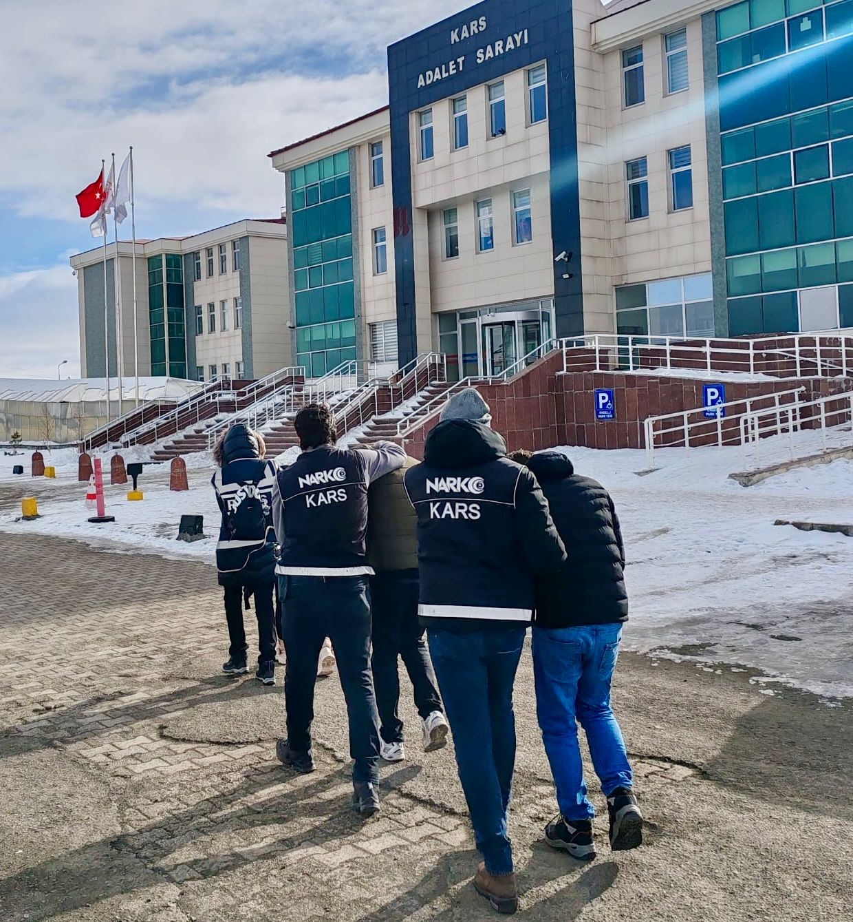 Kars&rsquo;ta makatlarına sakladıkları uyuşturucu cerrahi operasyonla &ccedil;ıkarıldı

