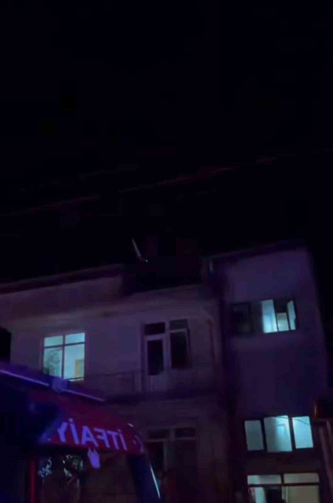 Bacada &ccedil;ıkan yangında dumandan etkilenen 2 kişi hastanelik oldu
