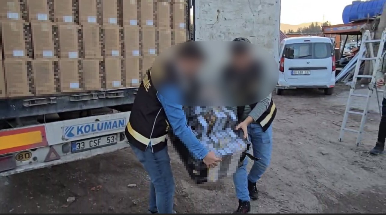 Osmaniye’de durdurulan 2 tırda 44 bin 230 paket kaçak sigara ele geçirildi