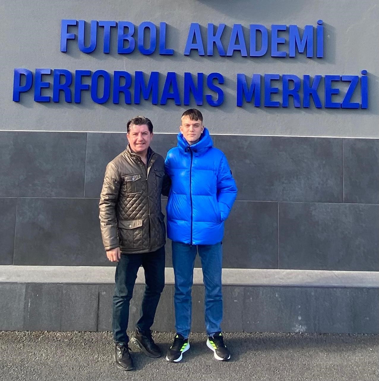 Gen&ccedil; futbolcu kariyerini İzmir&rsquo;de s&uuml;rd&uuml;recek
