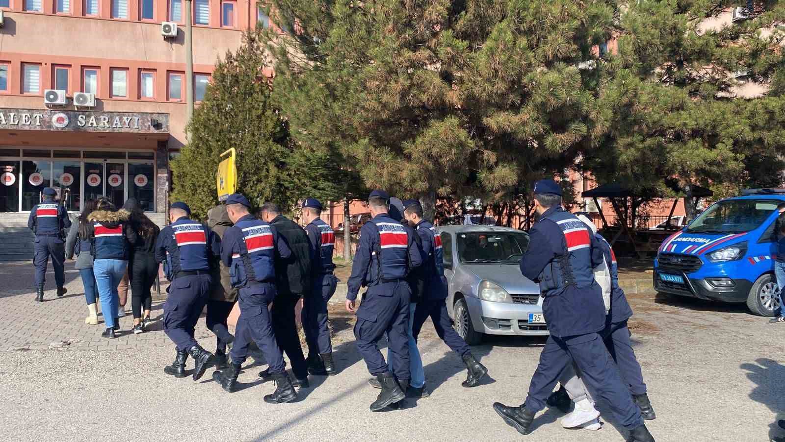 Jandarmadan uyuşturucu partisine baskın: 8 gözaltı