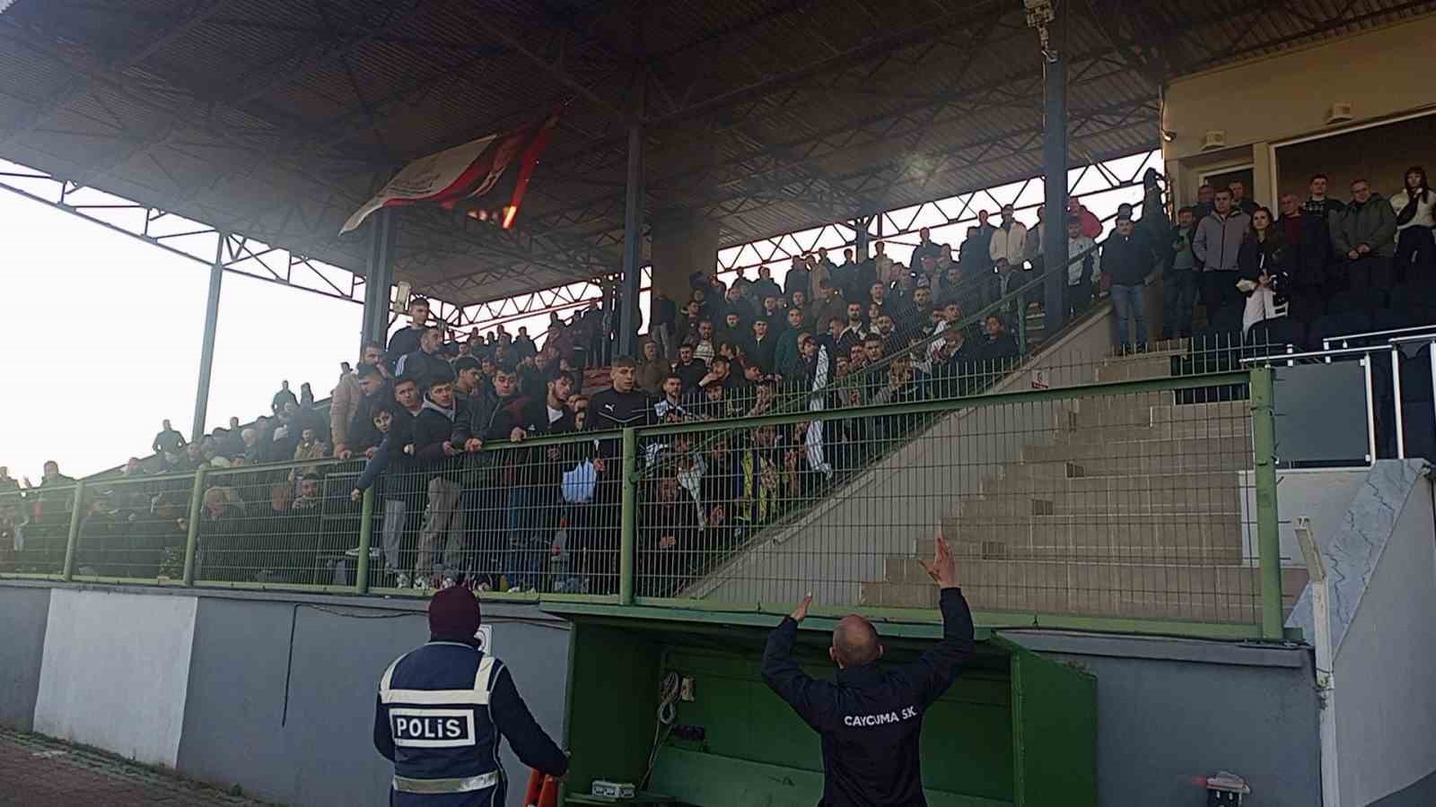 Maç bitti, takımın taraftarı kendi hocasına su fırlattı
