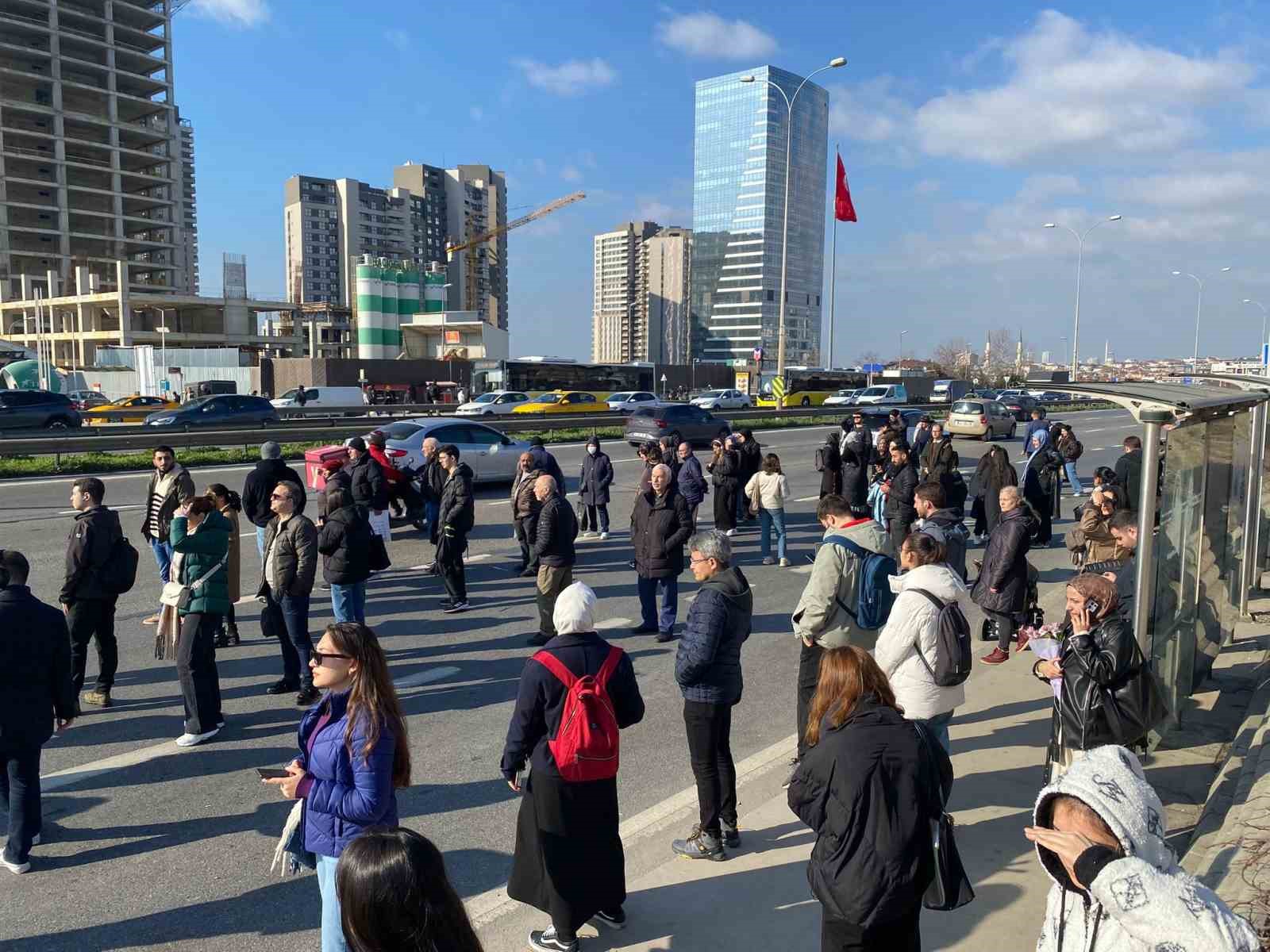 Kadıköy-Sabiha Gökçen Havalimanı metro hattında teknik arıza nedeniyle seferler aksadı