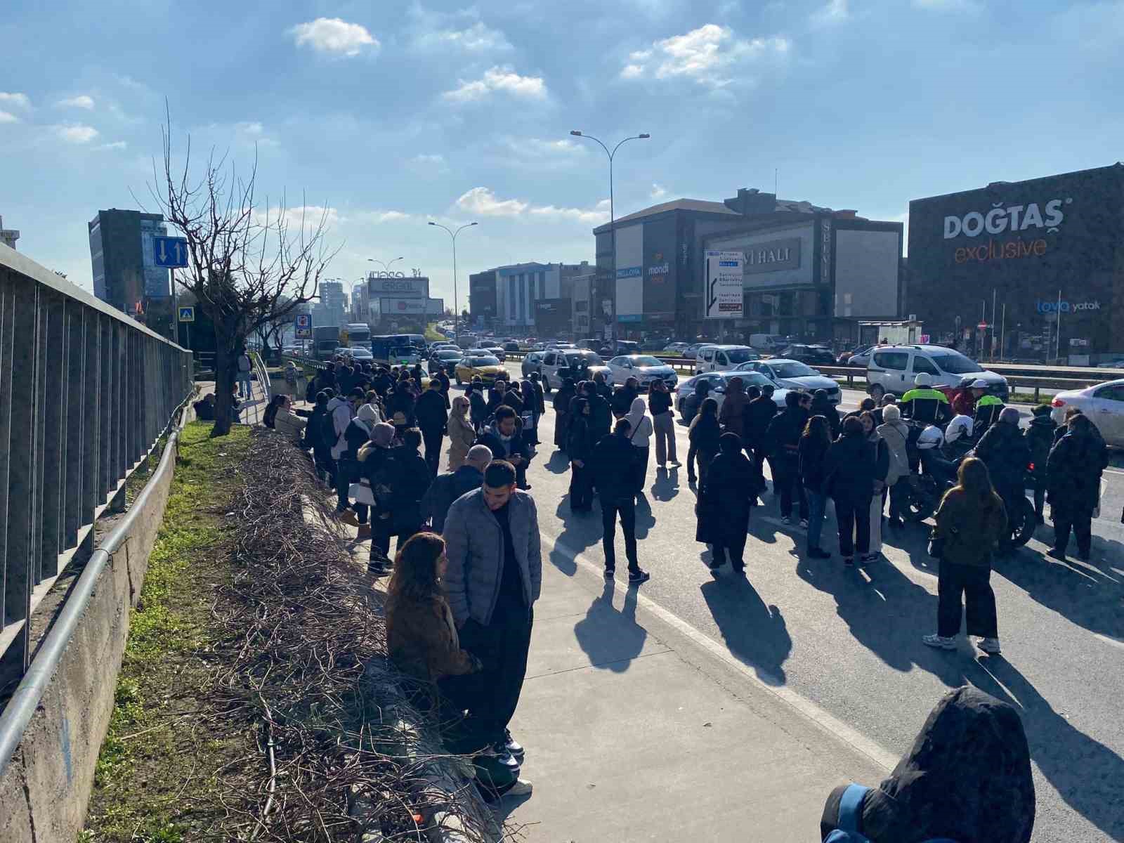 Kadıköy-Sabiha Gökçen Havalimanı metro hattında teknik arıza nedeniyle seferler aksadı
