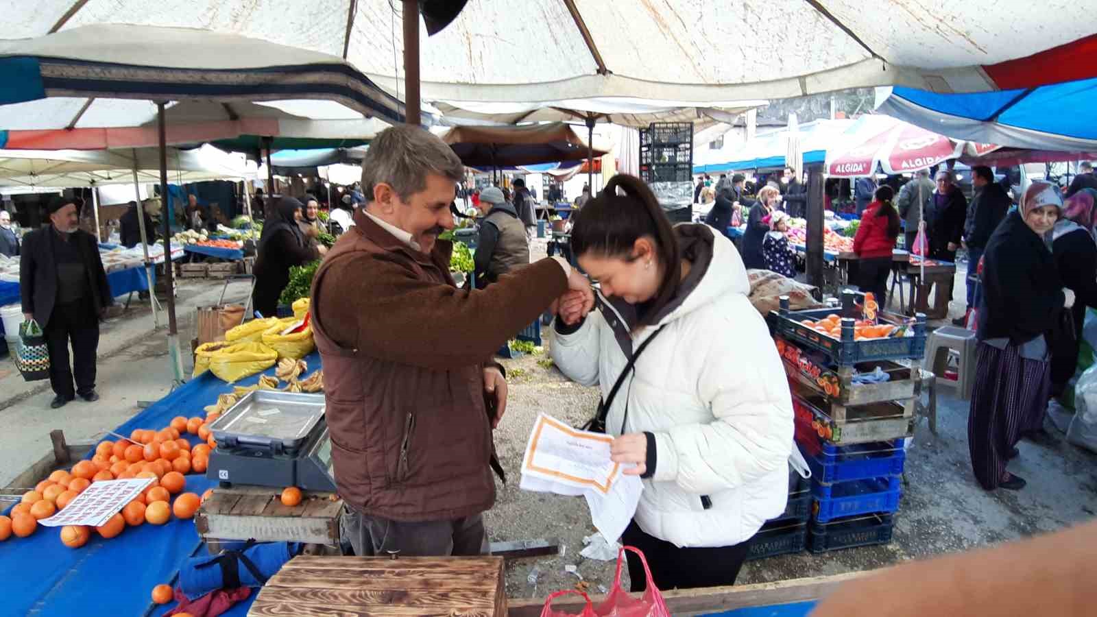 &quot;Takdir getirene vitamin hediye&quot; dedi, öğrencilere meyve dağıttı