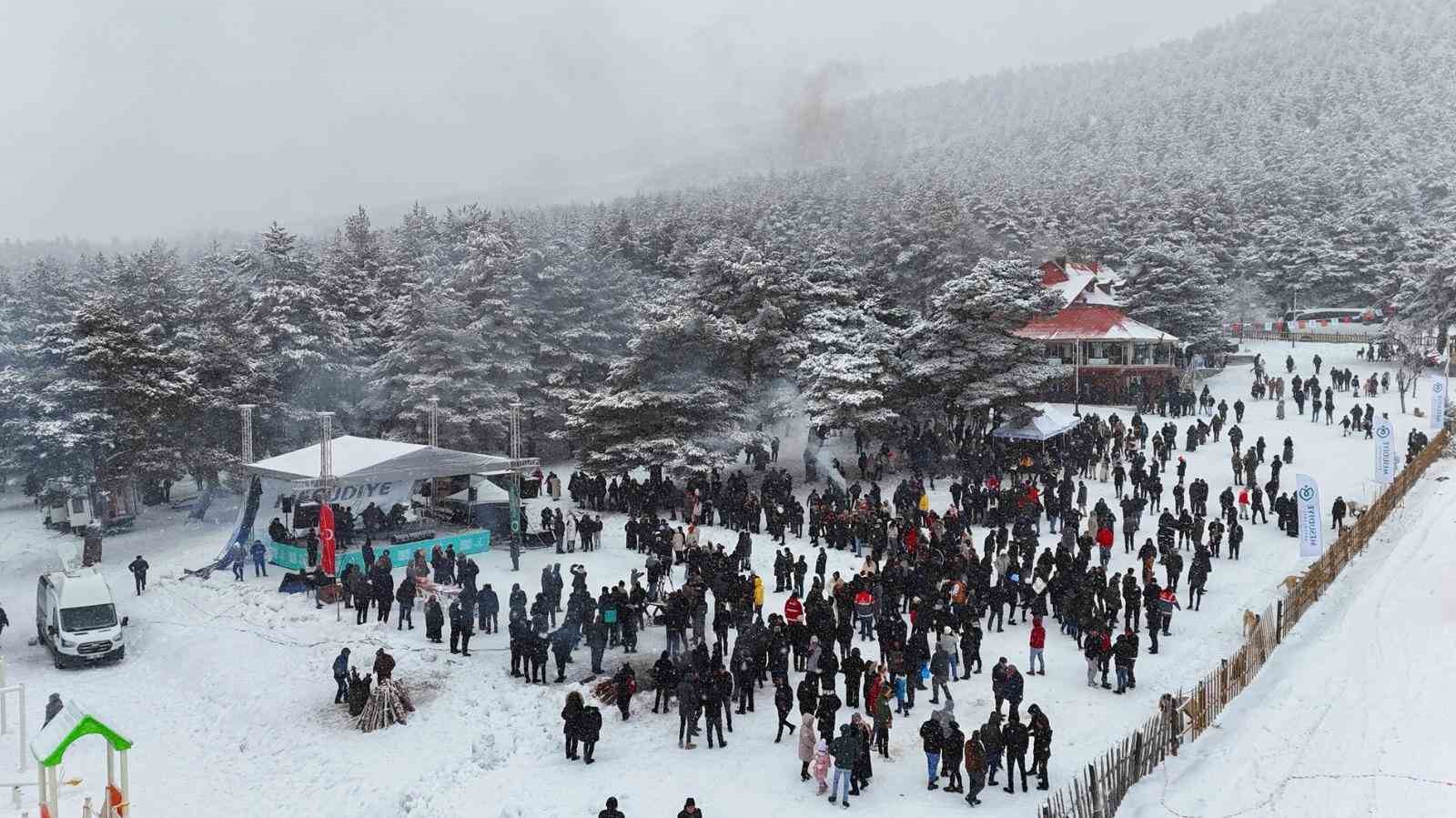 Bin 200 rakımlı yaylada kış festivali, renkli görüntülere sahne oldu