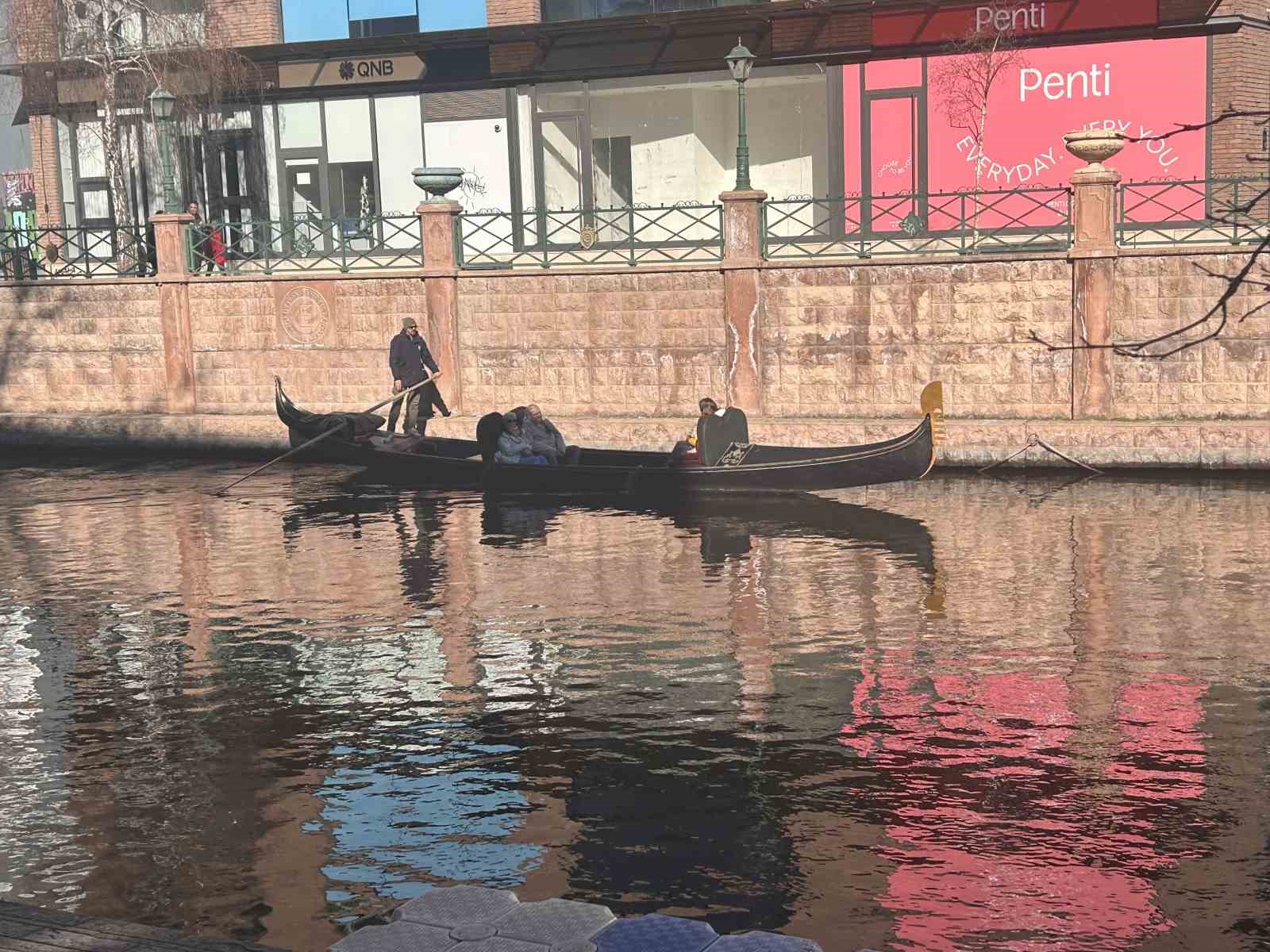 Güneşli havanın etkisiyle gondollarda yoğunluk oluştu
