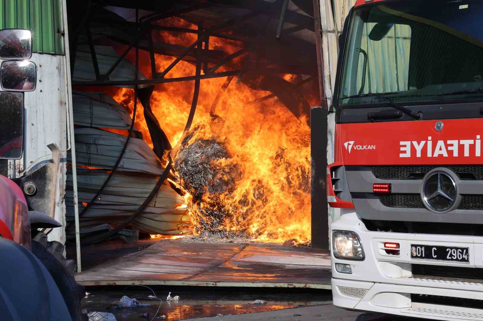 Yangında canlarını hiçe sayıp, sosyal medyadan yayın yaptılar
