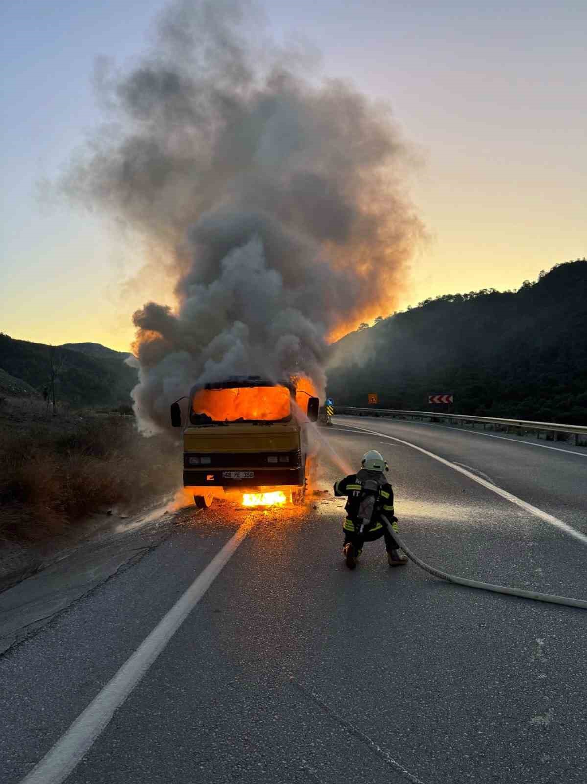 Yakıt dolu tanker alev aldı