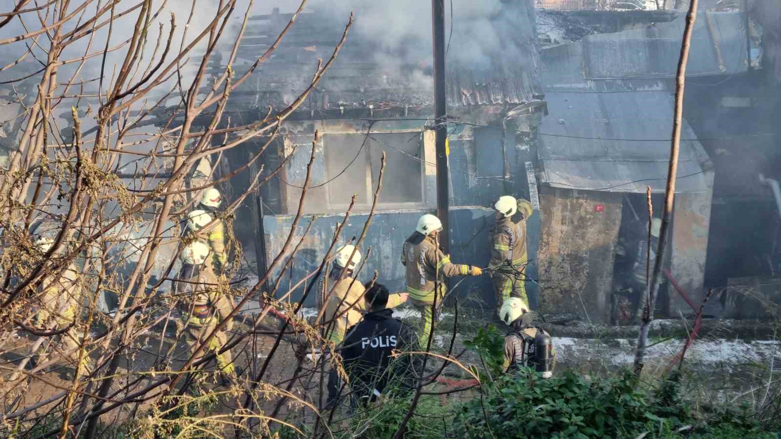 Beyoğlu’nda gecekondudan alevler yükseldi, içerideki 2’si çocuk 3 kişi son anda kurtarıldı