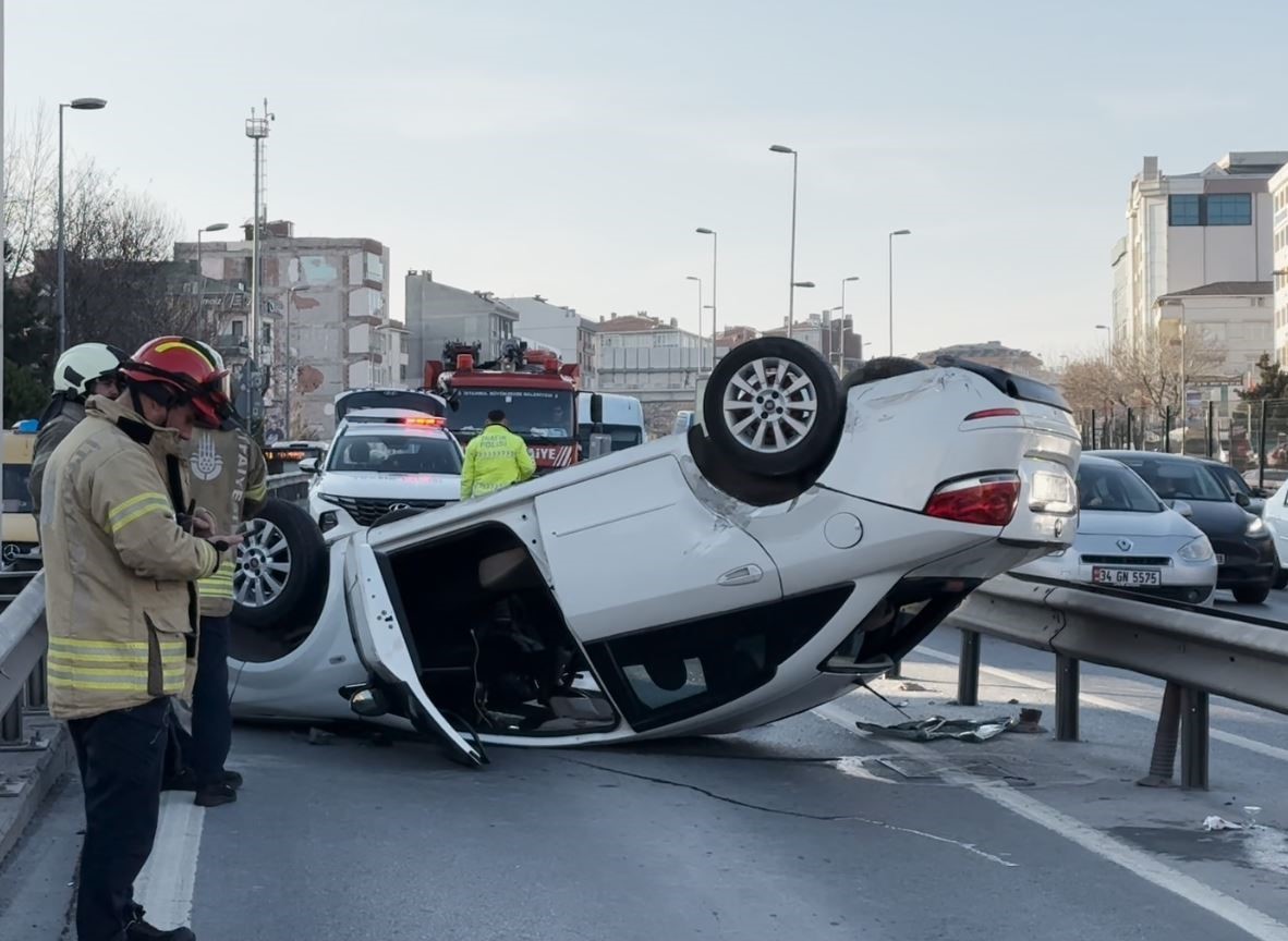 Avcılar’da E-5’te direksiyon hakimiyetini kaybeden sürücü takla attı: 2 yaralı