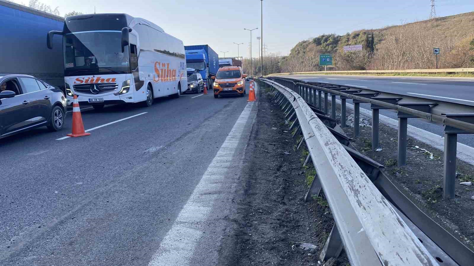 TEM’de tankerin çarptığı aydınlatma direği otomobilin üstüne devrildi
