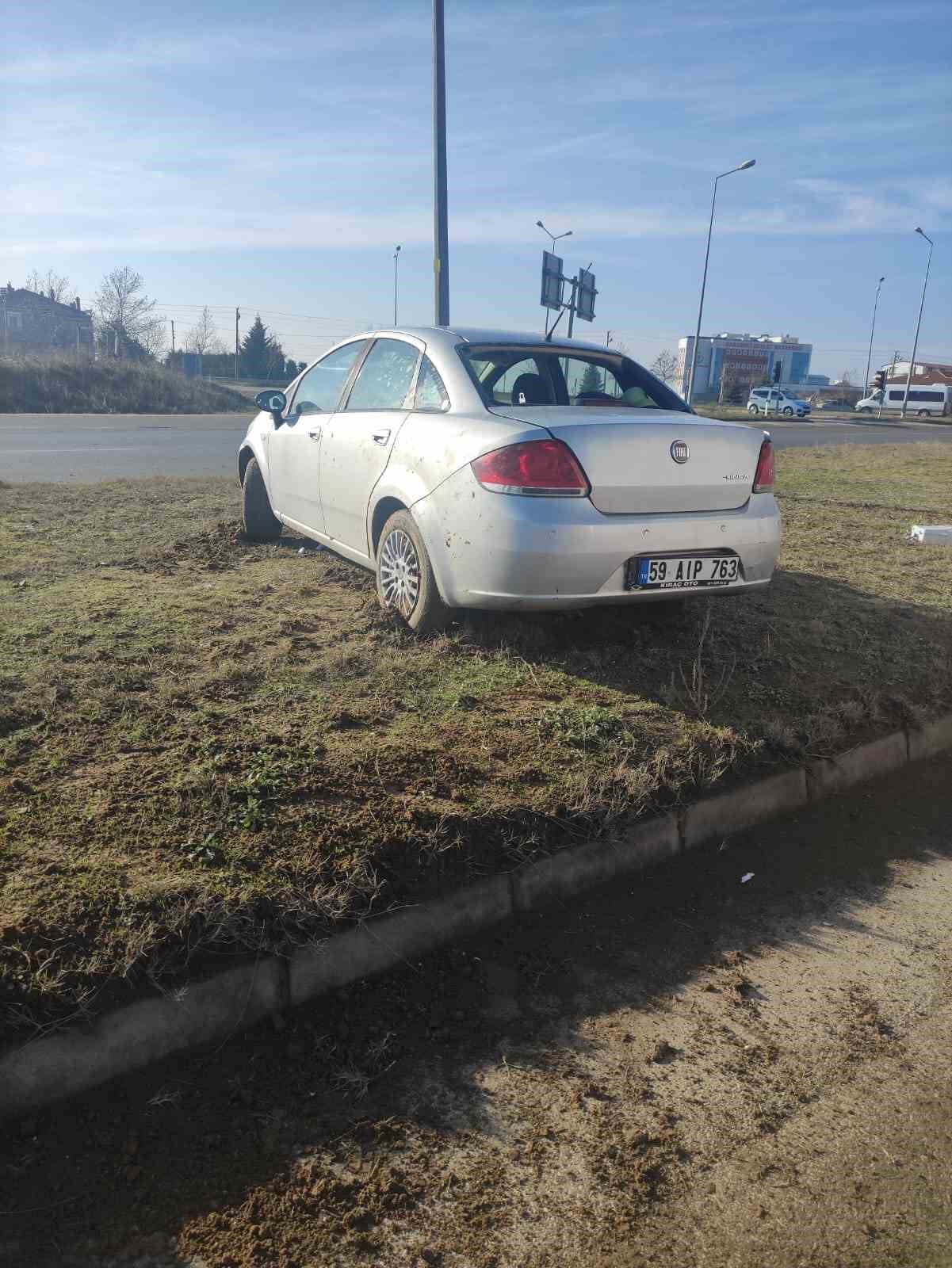 Kırklareli’nde otomobil refüje çıktı: 2 yaralı
