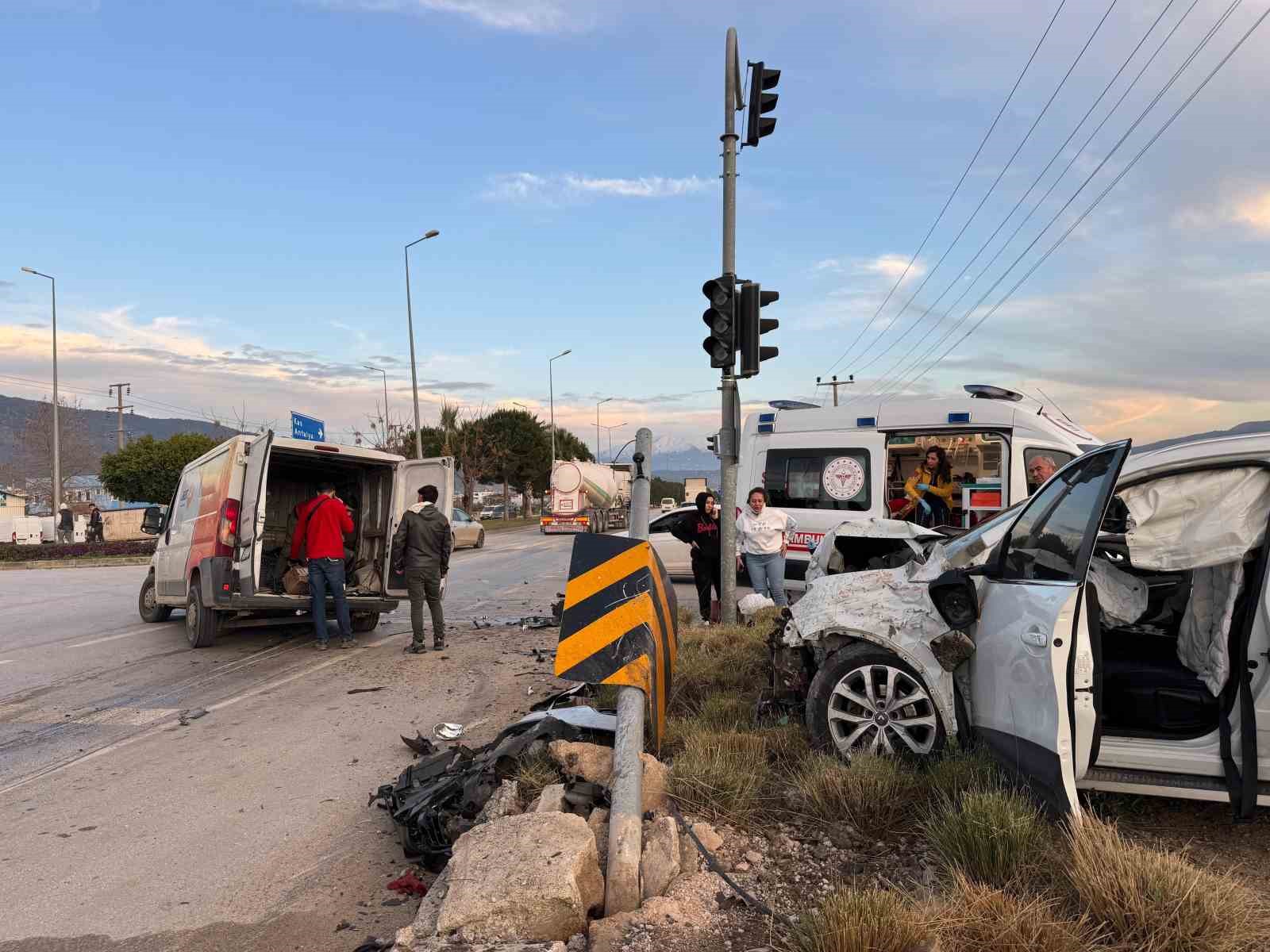 Fethiye’de trafik kazası: 2’si çocuk, 6 yaralı
