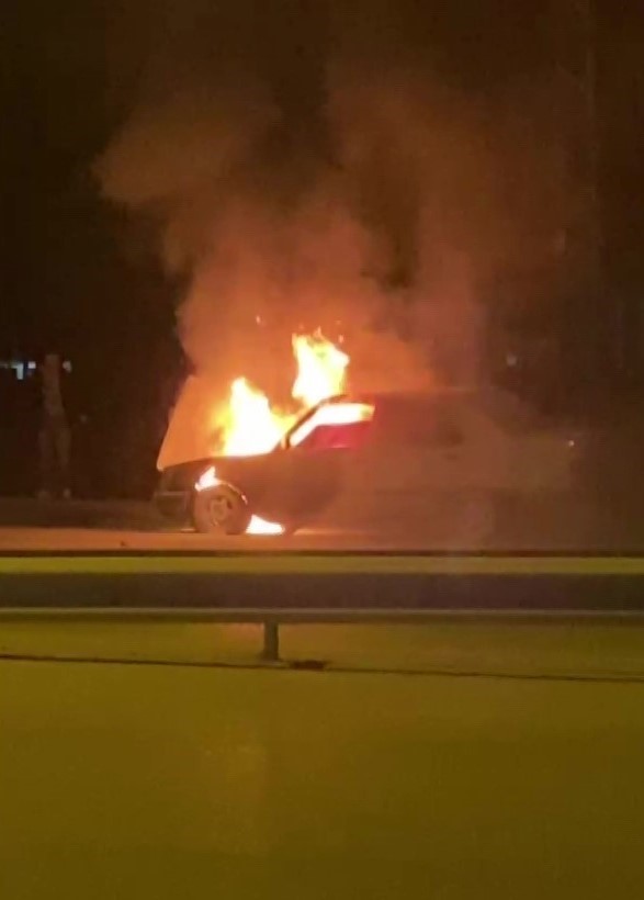 Amasya’da seyir halindeki otomobil alev topuna döndü