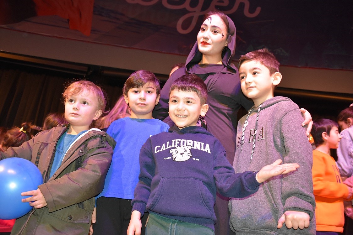 &Ccedil;ocuklar mutluluktan u&ccedil;tu
