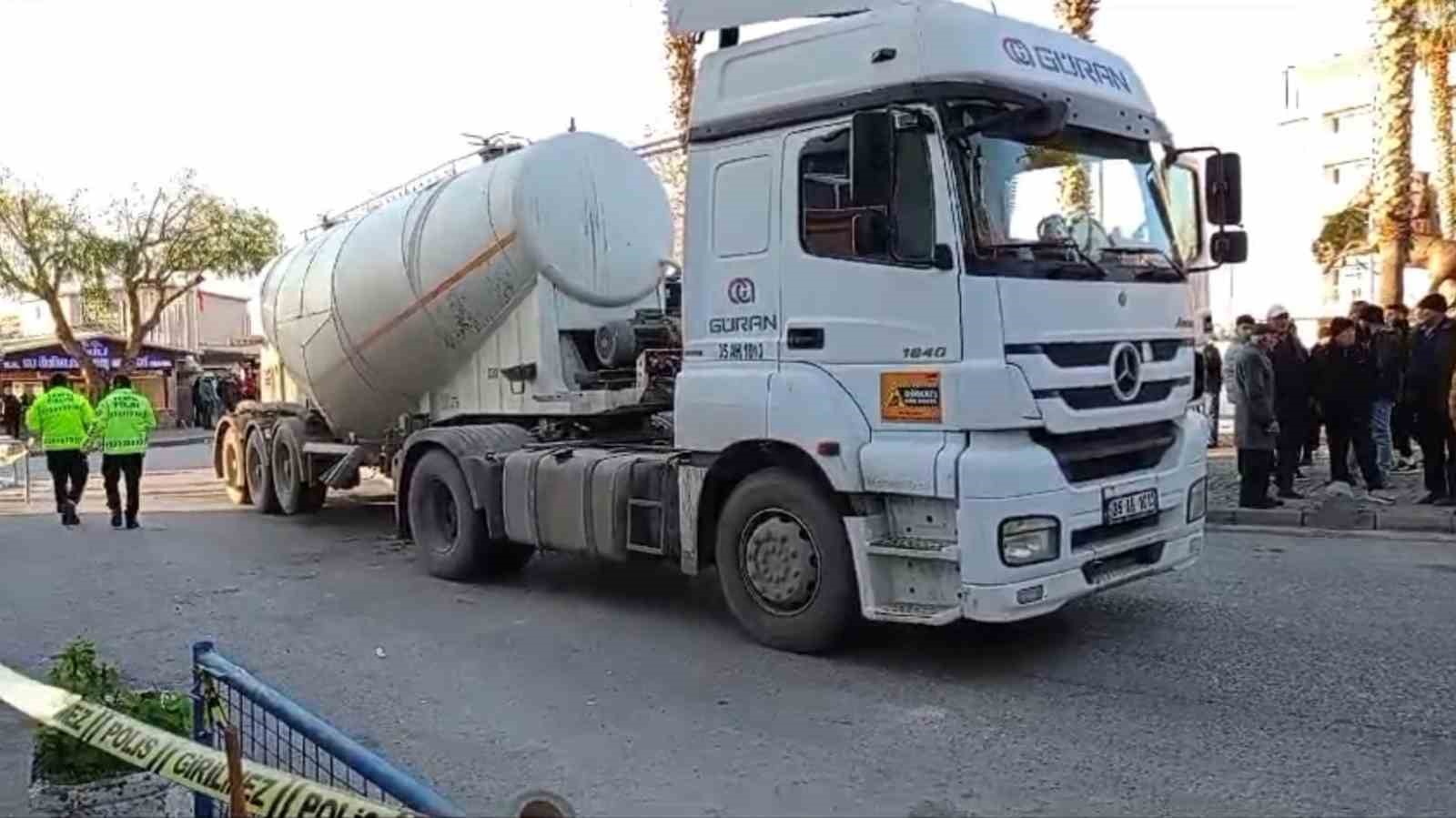 İzmir’de tırın çarptığı 2 kadın hayatını kaybetti