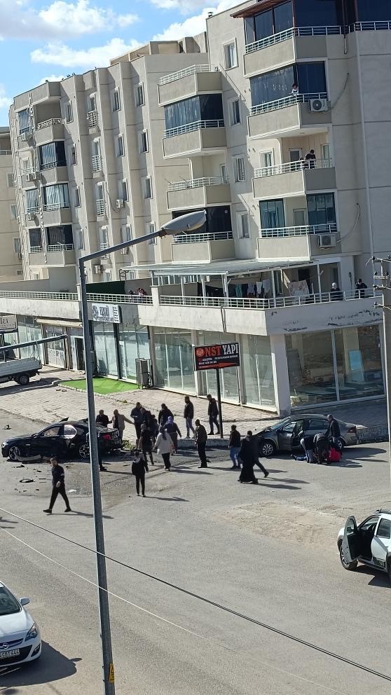 Mardin&rsquo;de iki otomobil &ccedil;arpıştı: 2 yaralı
