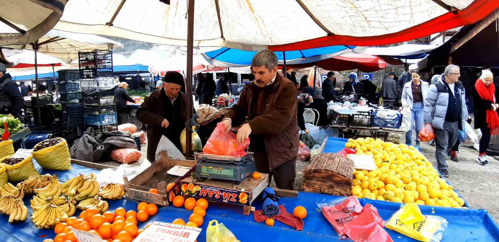 "Takdir getirene vitamin hediye" dedi, öğrencilere meyve dağıttı