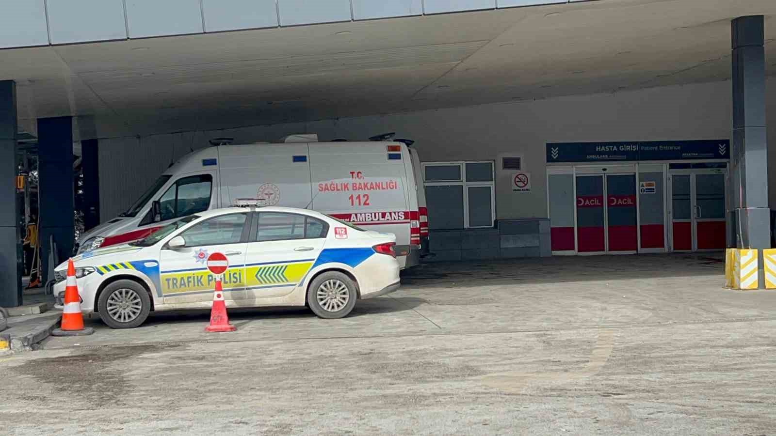 Servis aracı ile otomobil &ccedil;arpıştı: 6 yaralı
