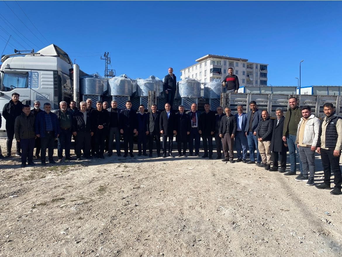 Besni&rsquo;de &uuml;reticilere s&uuml;t soğutma tankları teslim edildi
