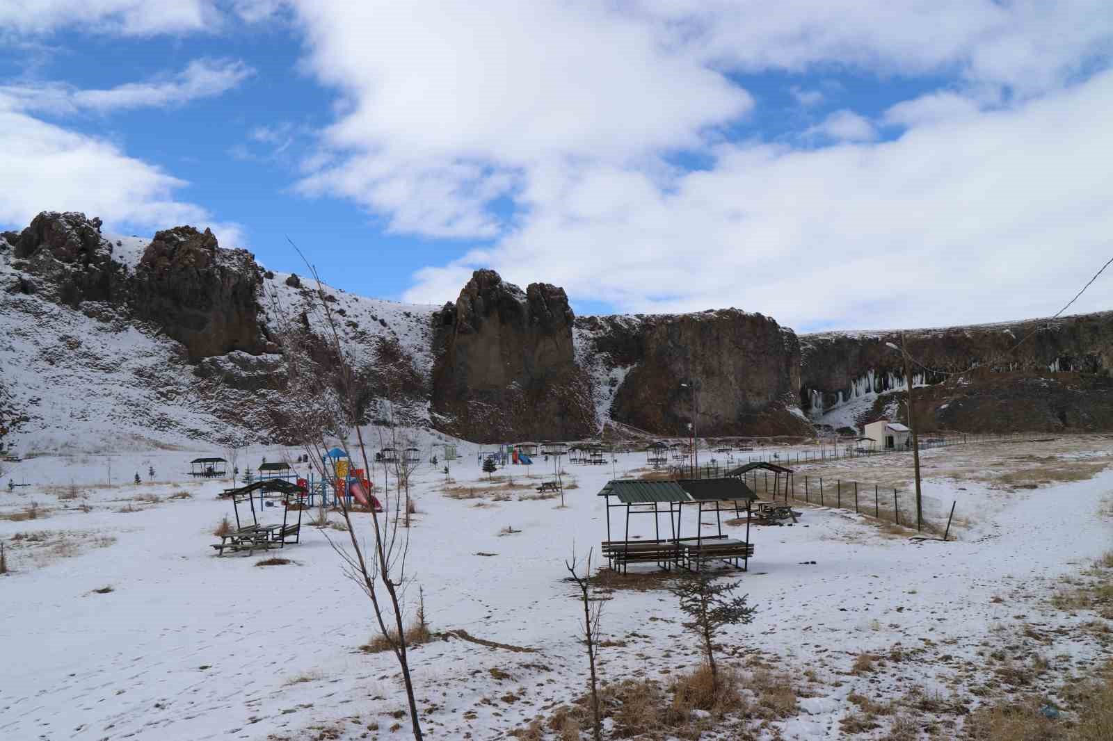 Diyadin&rsquo;de 35 metrelik buz sarkıtları

