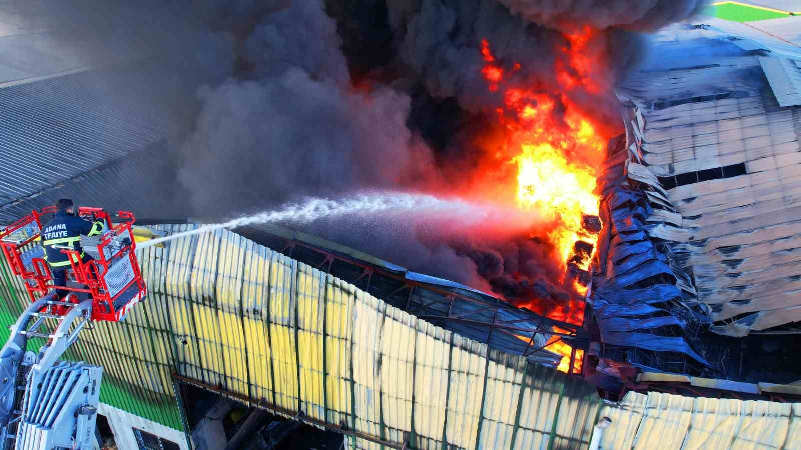 Adana&rsquo;da geri d&ouml;n&uuml;ş&uuml;m fabrikasındaki yangın havadan g&ouml;r&uuml;nt&uuml;lendi
