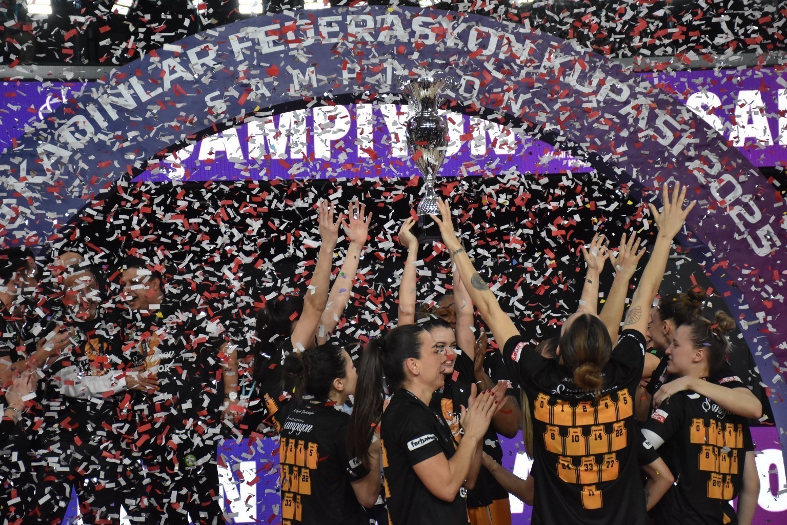 Ferhatoğlu Edremit Belediyesi G&uuml;respor, ING Kadınlar Federasyon Kupası şampiyonu oldu
