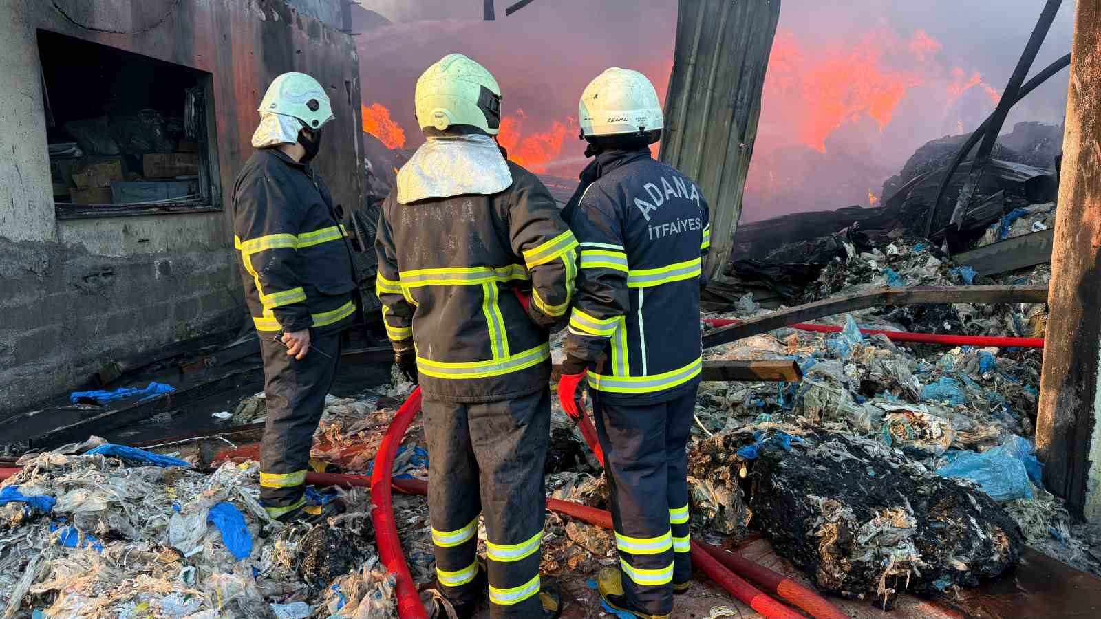 Adana Valisi K&ouml;şger: &ldquo;Yangın başka yere sirayet etmesi &ouml;nlenecek şekilde &ccedil;evrelenmiş durumda&rdquo;
