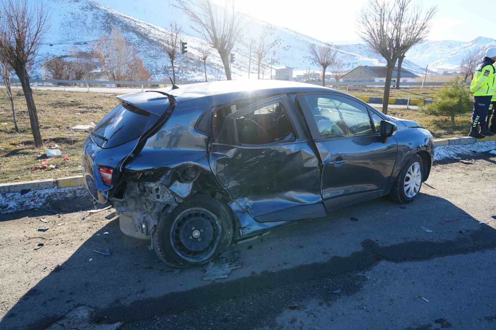 Muş&rsquo;ta otomobiller &ccedil;arpıştı: 6 yaralı
