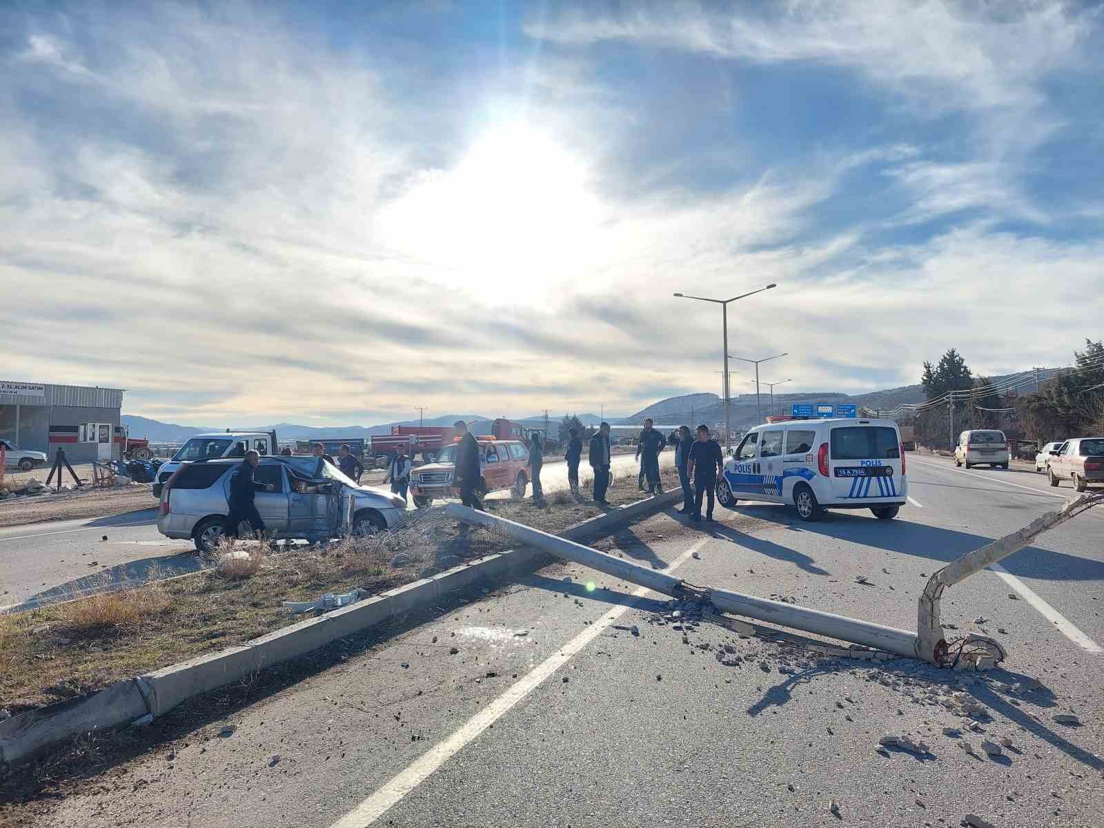 Burdur&rsquo;da otomobil ref&uuml;je &ccedil;arptı: 1 yaralı

