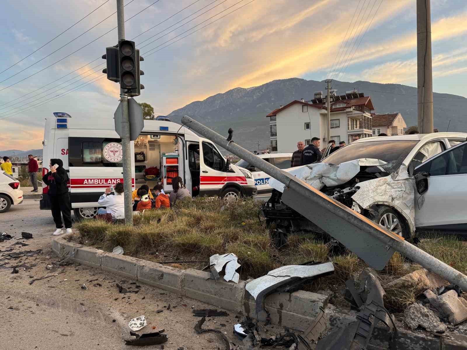 Fethiye’de trafik kazası: 2’si çocuk, 6 yaralı