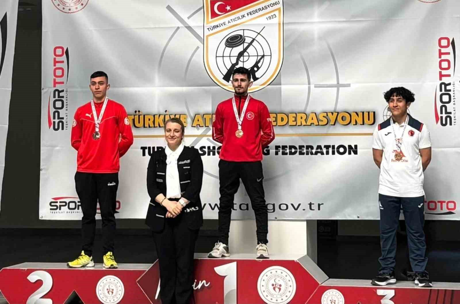 Erzincanlı atıcılık sporcuları hedefi 12&rsquo;den vurdu
