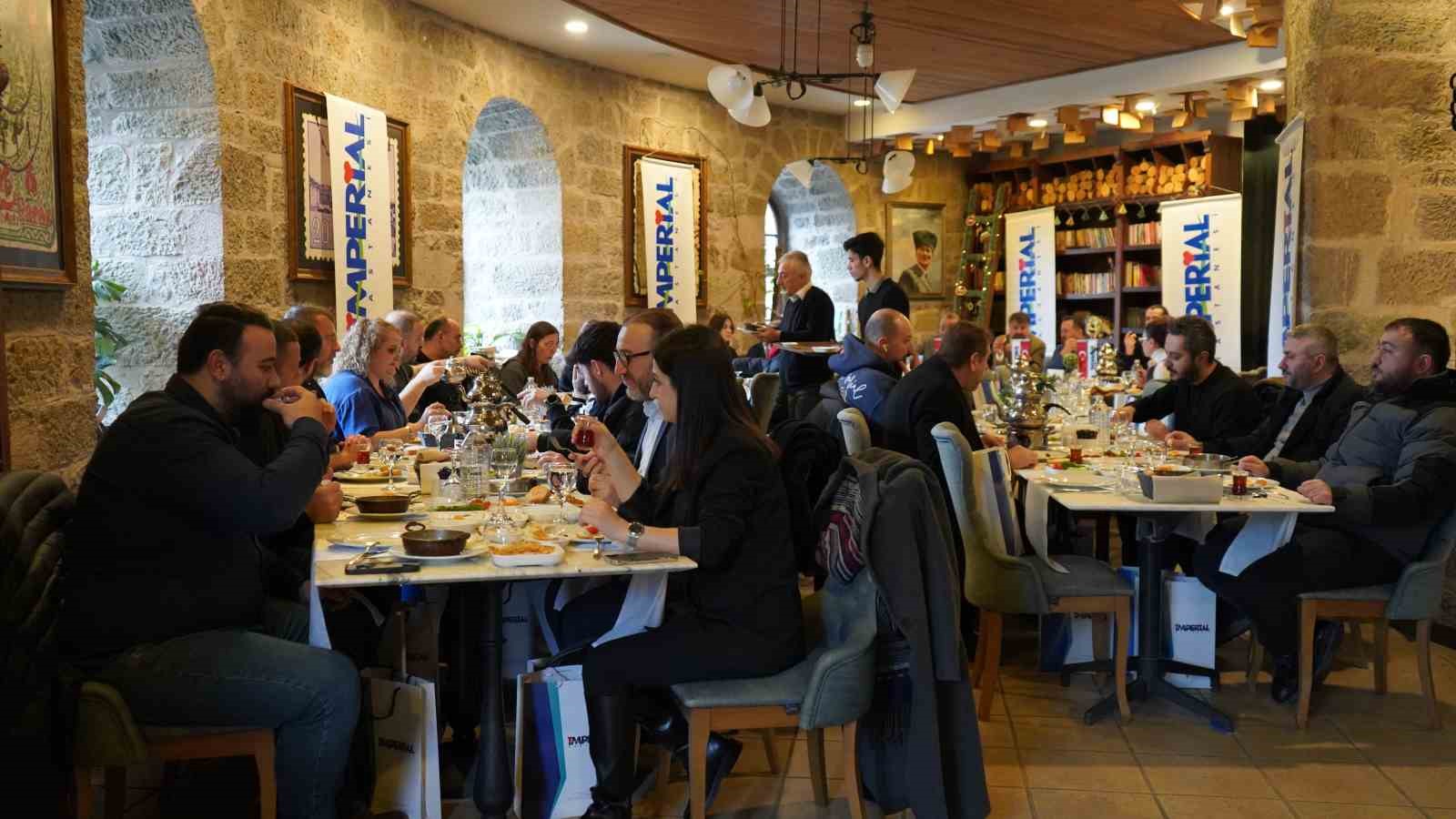 &Ouml;zel İmperial Hastanesi y&ouml;neticileri sigorta temsilcileri ile istişare toplantısında bir araya geldi
