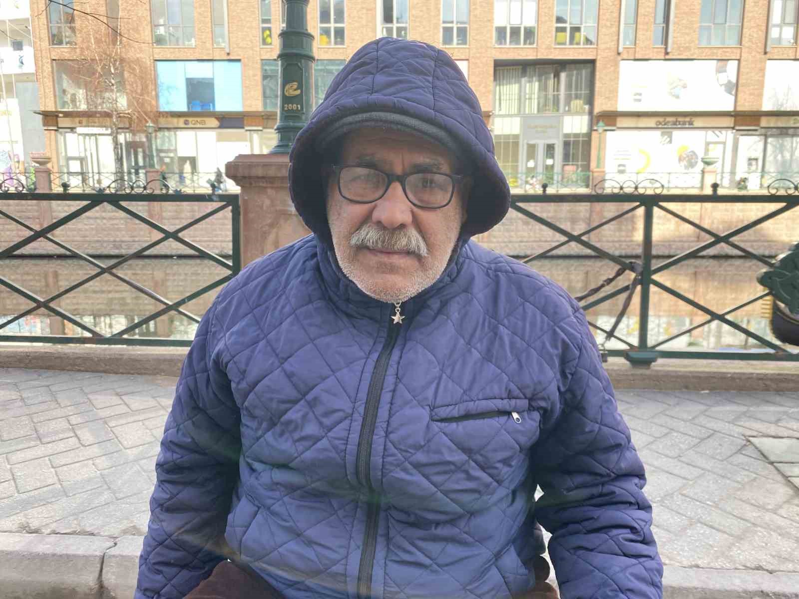 (&Ouml;ZEL) Soğuk, kar, yağmur demeden yıllardır sokakta sanatını icra ediyor
