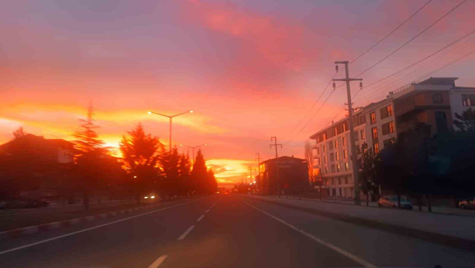 Tavşanlı’da kızıl şafak gökyüzünü renklendirdi