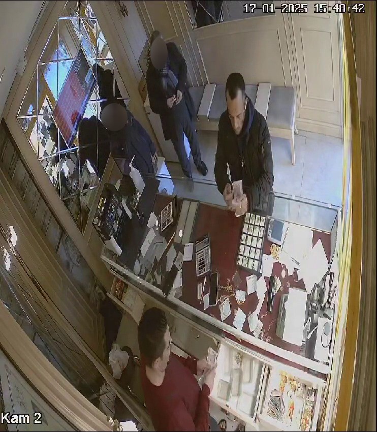 Ensesinden yaralanan kadın altınları i&ccedil;in vurulmuş
