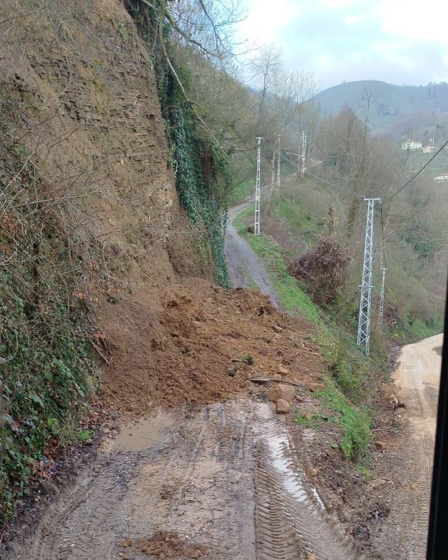 Düzce’de heyelandan kapanan yol açıldı