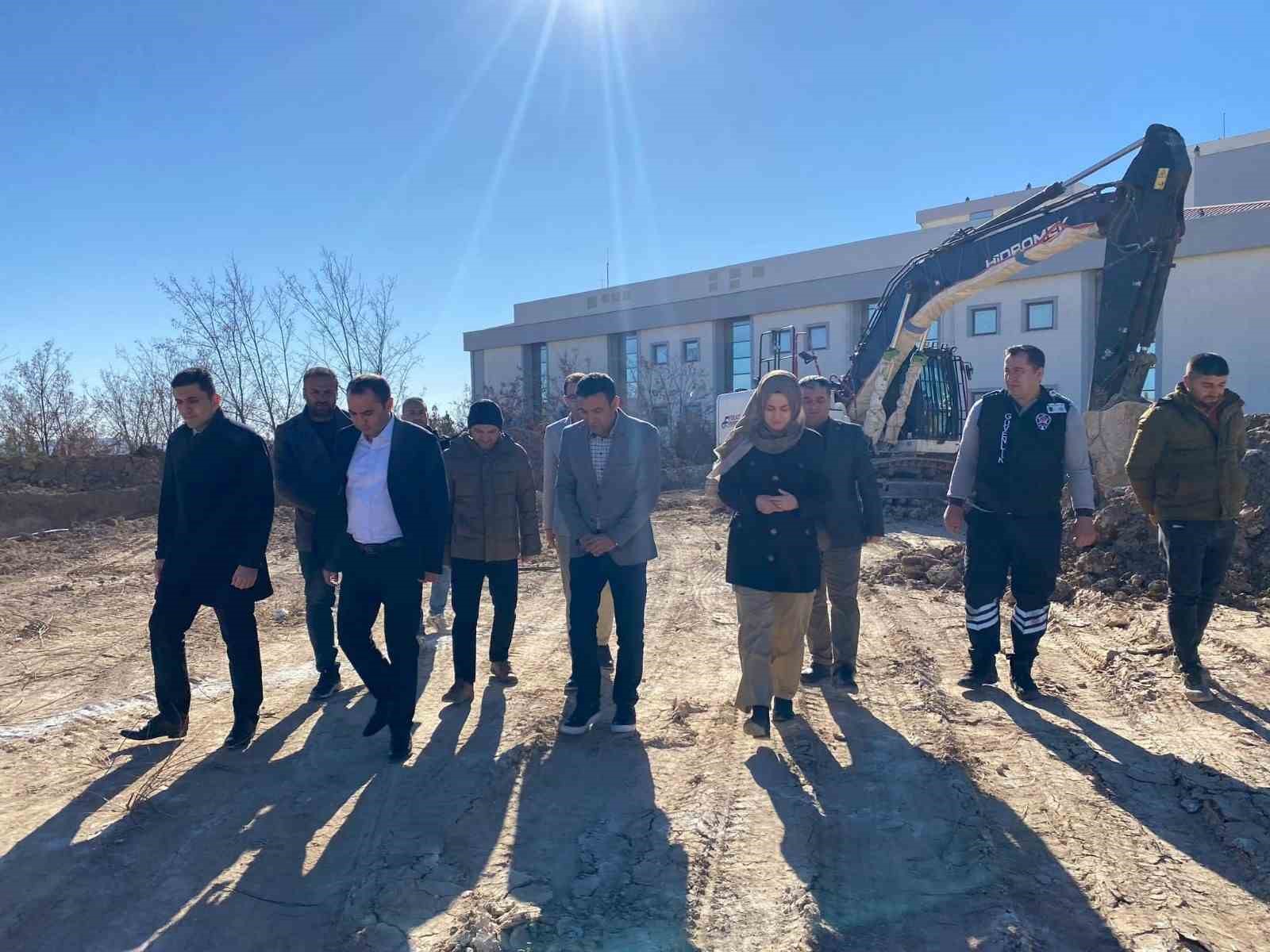 Besni Devlet Hastanesi ek bina inşaatında inceleme