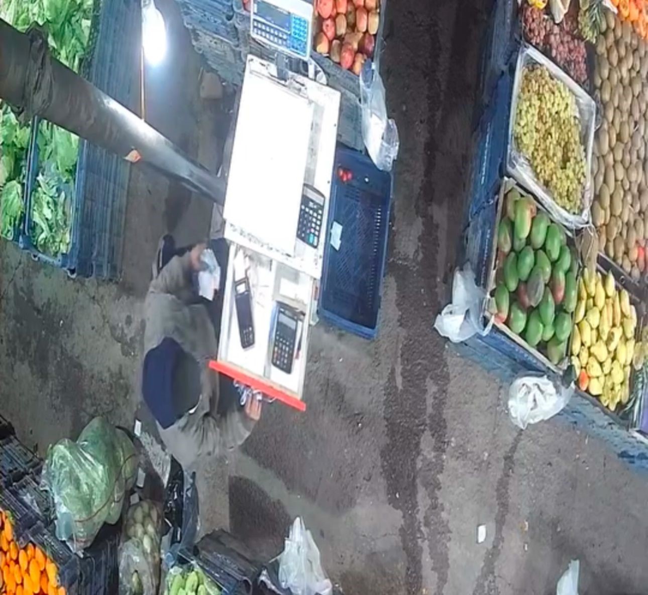 Şanlıurfa’da bir şahsın marketten para çalma anı kameraya yansıdı