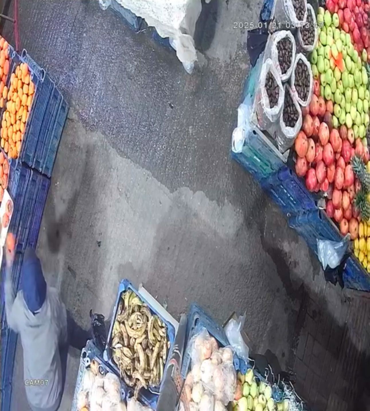 Şanlıurfa&rsquo;da bir şahsın marketten para &ccedil;alma anı kameraya yansıdı
